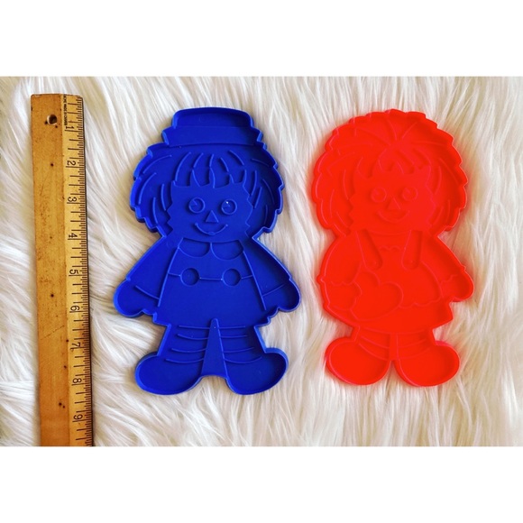 Raggedy Ann and Andy Vintage Cookie Cutters and Book Bundle 1970s Grandma Gift - Picture 7 of 9